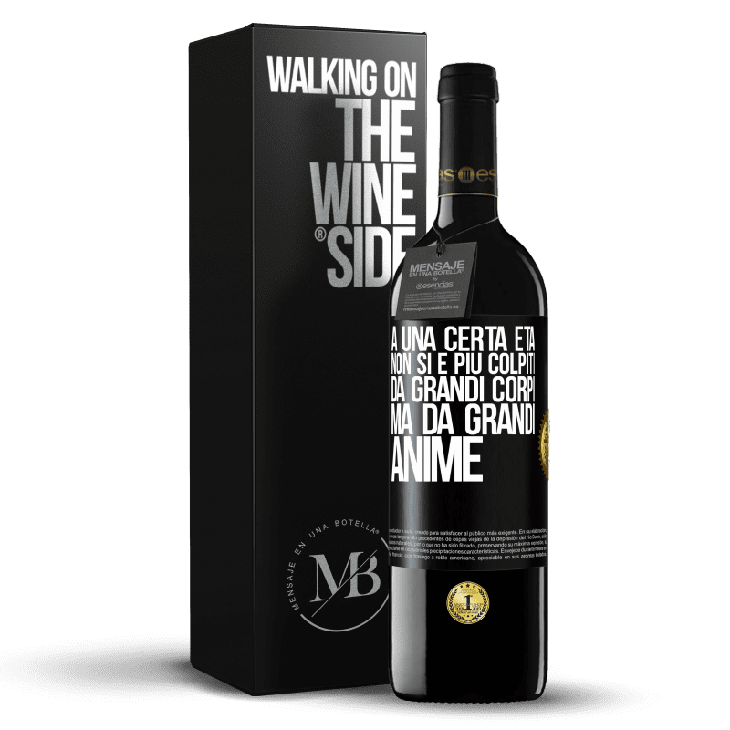 39,95 € Spedizione Gratuita | Vino rosso Edizione RED MBE Riserva A una certa età non si è più colpiti da grandi corpi, ma da grandi anime Etichetta Nera. Etichetta personalizzabile Riserva 12 Mesi Raccogliere 2015 Tempranillo