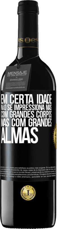 39,95 € | Vinho tinto Edição RED MBE Reserva Em certa idade, não se impressiona mais com grandes corpos, mas com grandes almas Etiqueta Preta. Etiqueta personalizável Reserva 12 Meses Colheita 2016 Tempranillo