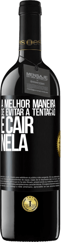 39,95 € | Vinho tinto Edição RED MBE Reserva A melhor maneira de evitar a tentação é cair nela Etiqueta Preta. Etiqueta personalizável Reserva 12 Meses Colheita 2016 Tempranillo