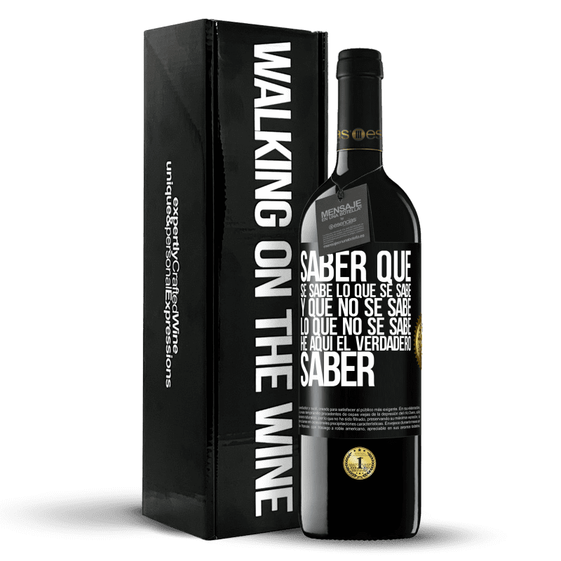 39,95 € Envío gratis | Vino Tinto Edición RED MBE Reserva Saber que se sabe lo que se sabe y que no se sabe lo que no se sabe he aquí el verdadero saber Etiqueta Negra. Etiqueta personalizable Reserva 12 Meses Cosecha 2016 Tempranillo