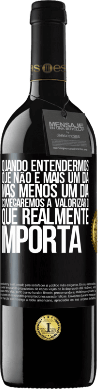 39,95 € | Vinho tinto Edição RED MBE Reserva Quando entendermos que não é mais um dia, mas menos um dia, começaremos a valorizar o que realmente importa Etiqueta Preta. Etiqueta personalizável Reserva 12 Meses Colheita 2016 Tempranillo