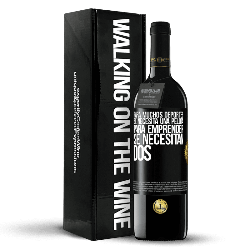 39,95 € Envío gratis | Vino Tinto Edición RED MBE Reserva Para muchos deportes se necesita una pelota. Para emprender, se necesitan dos Etiqueta Negra. Etiqueta personalizable Reserva 12 Meses Cosecha 2016 Tempranillo