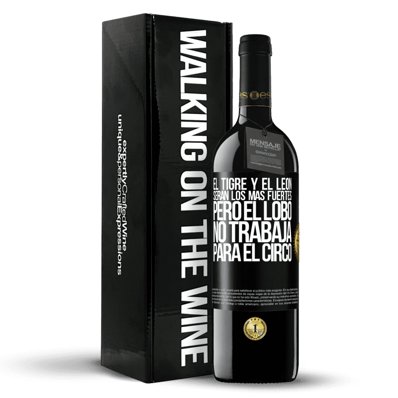 39,95 € Envío gratis | Vino Tinto Edición RED MBE Reserva El tigre y el león serán los más fuertes, pero el lobo no trabaja para el circo Etiqueta Negra. Etiqueta personalizable Reserva 12 Meses Cosecha 2015 Tempranillo