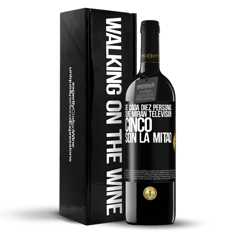 39,95 € Envío gratis | Vino Tinto Edición RED MBE Reserva De cada diez personas que miran televisión, cinco son la mitad Etiqueta Negra. Etiqueta personalizable Reserva 12 Meses Cosecha 2016 Tempranillo