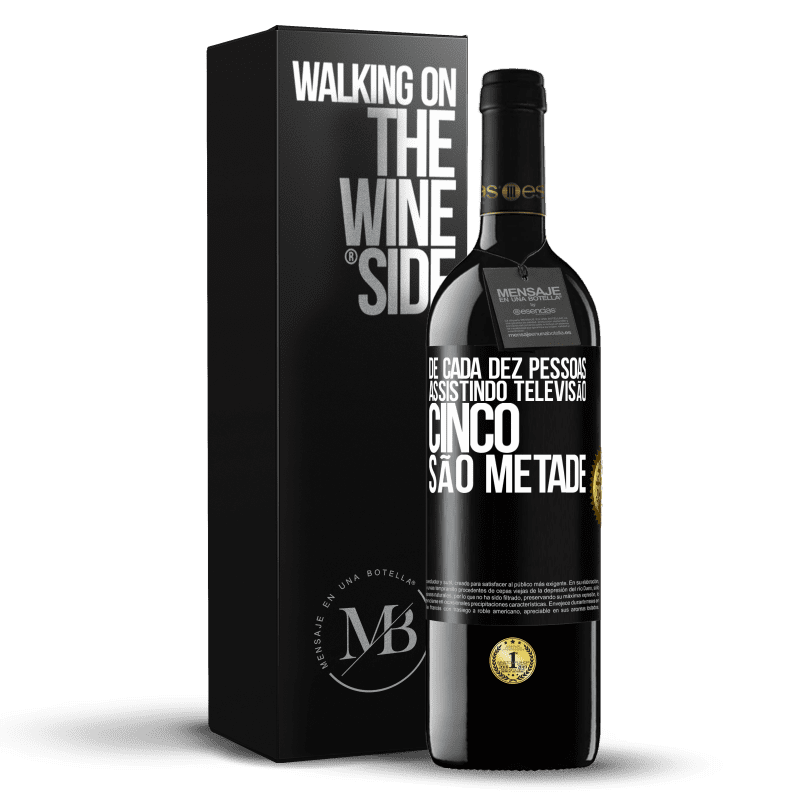 39,95 € Envio grátis | Vinho tinto Edição RED MBE Reserva De cada dez pessoas assistindo televisão, cinco são metade Etiqueta Preta. Etiqueta personalizável Reserva 12 Meses Colheita 2016 Tempranillo