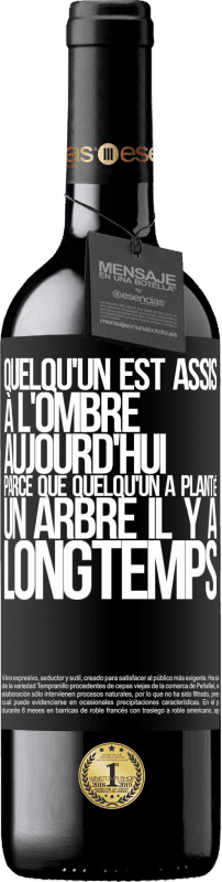 39,95 € Envoi gratuit | Vin rouge Édition RED MBE Réserve Quelqu'un est assis à l'ombre aujourd'hui, parce que quelqu'un a planté un arbre il y a longtemps Étiquette Noire. Étiquette personnalisable Réserve 12 Mois Récolte 2016 Tempranillo