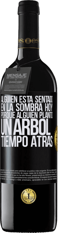 39,95 € | Vino Tinto Edición RED MBE Reserva Alguien está sentado en la sombra hoy, porque alguien plantó un árbol tiempo atrás Etiqueta Negra. Etiqueta personalizable Reserva 12 Meses Cosecha 2015 Tempranillo