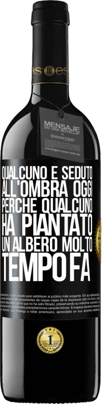 Spedizione Gratuita | Vino rosso Edizione RED MBE Riserva Qualcuno è seduto all'ombra oggi, perché qualcuno ha piantato un albero molto tempo fa Etichetta Nera. Etichetta personalizzabile Riserva 12 Mesi Raccogliere 2014 Tempranillo