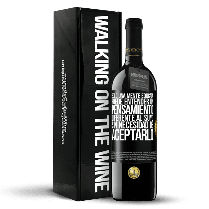 39,95 € Envío gratis | Vino Tinto Edición RED MBE Reserva Sólo una mente educada puede entender un pensamiento diferente al suyo sin necesidad de aceptarlo Etiqueta Negra. Etiqueta personalizable Reserva 12 Meses Cosecha 2016 Tempranillo