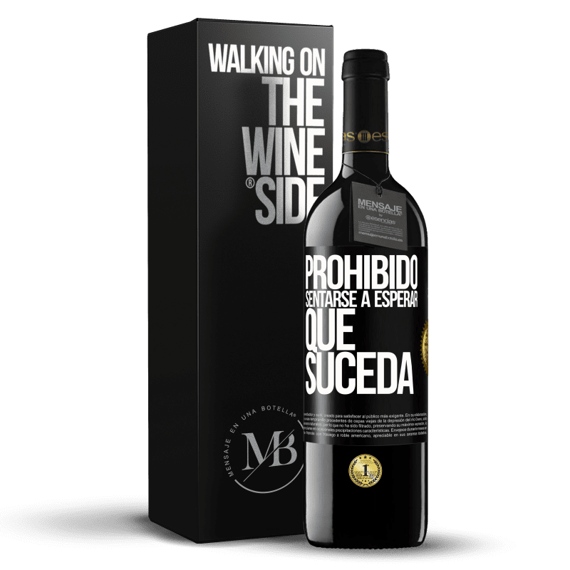 39,95 € Envío gratis | Vino Tinto Edición RED MBE Reserva Prohibido sentarse a esperar que suceda Etiqueta Negra. Etiqueta personalizable Reserva 12 Meses Cosecha 2015 Tempranillo