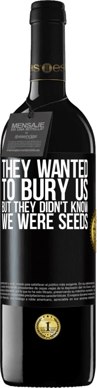 39,95 € 送料無料 | 赤ワイン REDエディション MBE 予約する 彼らは私たちを埋葬したかった。しかし、彼らは私たちが種であることを知りませんでした ブラックラベル. カスタマイズ可能なラベル 予約する 12 月 収穫 2014 Tempranillo