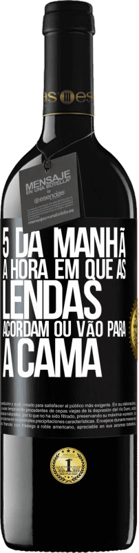 39,95 € | Vinho tinto Edição RED MBE Reserva 5 da manhã A hora em que as lendas acordam ou vão para a cama Etiqueta Preta. Etiqueta personalizável Reserva 12 Meses Colheita 2016 Tempranillo