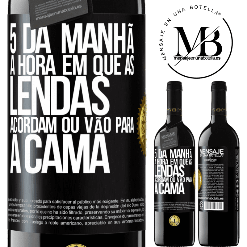 39,95 € Envio grátis | Vinho tinto Edição RED MBE Reserva 5 da manhã A hora em que as lendas acordam ou vão para a cama Etiqueta Preta. Etiqueta personalizável Reserva 12 Meses Colheita 2015 Tempranillo