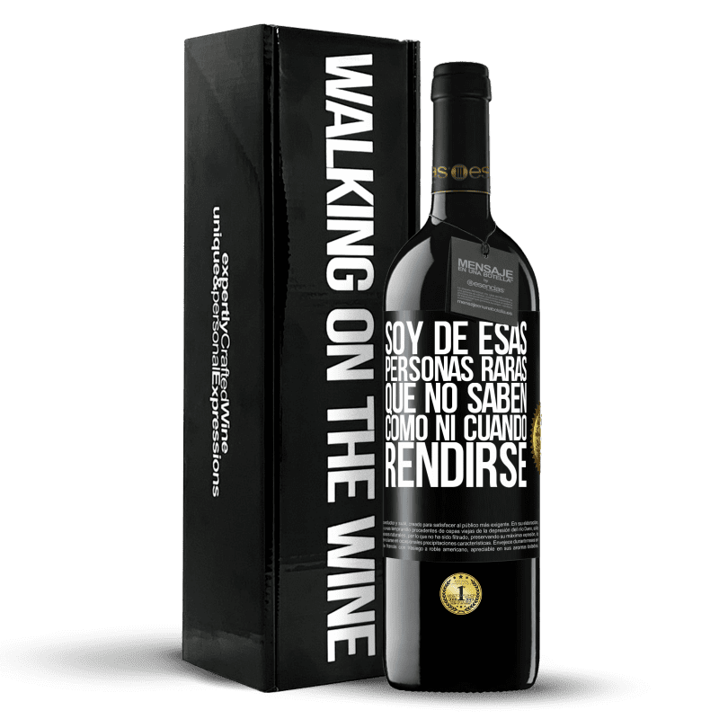 39,95 € Envío gratis | Vino Tinto Edición RED MBE Reserva Soy de esas personas raras que no saben cómo ni cuándo rendirse Etiqueta Negra. Etiqueta personalizable Reserva 12 Meses Cosecha 2015 Tempranillo