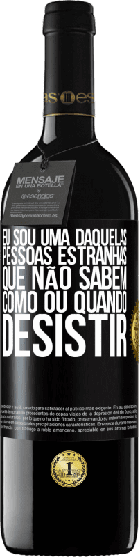 39,95 € | Vinho tinto Edição RED MBE Reserva Eu sou uma daquelas pessoas estranhas que não sabem como ou quando desistir Etiqueta Preta. Etiqueta personalizável Reserva 12 Meses Colheita 2015 Tempranillo