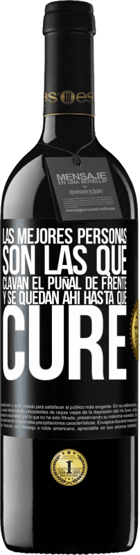 Envío gratis | Vino Tinto Edición RED MBE Reserva Las mejores personas son las que clavan el puñal de frente y se quedan ahí hasta que cure Etiqueta Negra. Etiqueta personalizable Reserva 12 Meses Cosecha 2014 Tempranillo