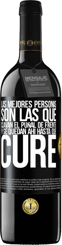 39,95 € | Vino Tinto Edición RED MBE Reserva Las mejores personas son las que clavan el puñal de frente y se quedan ahí hasta que cure Etiqueta Negra. Etiqueta personalizable Reserva 12 Meses Cosecha 2016 Tempranillo