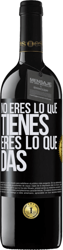 39,95 € Envío gratis | Vino Tinto Edición RED MBE Reserva No eres lo que tienes. Eres lo que das Etiqueta Negra. Etiqueta personalizable Reserva 12 Meses Cosecha 2014 Tempranillo