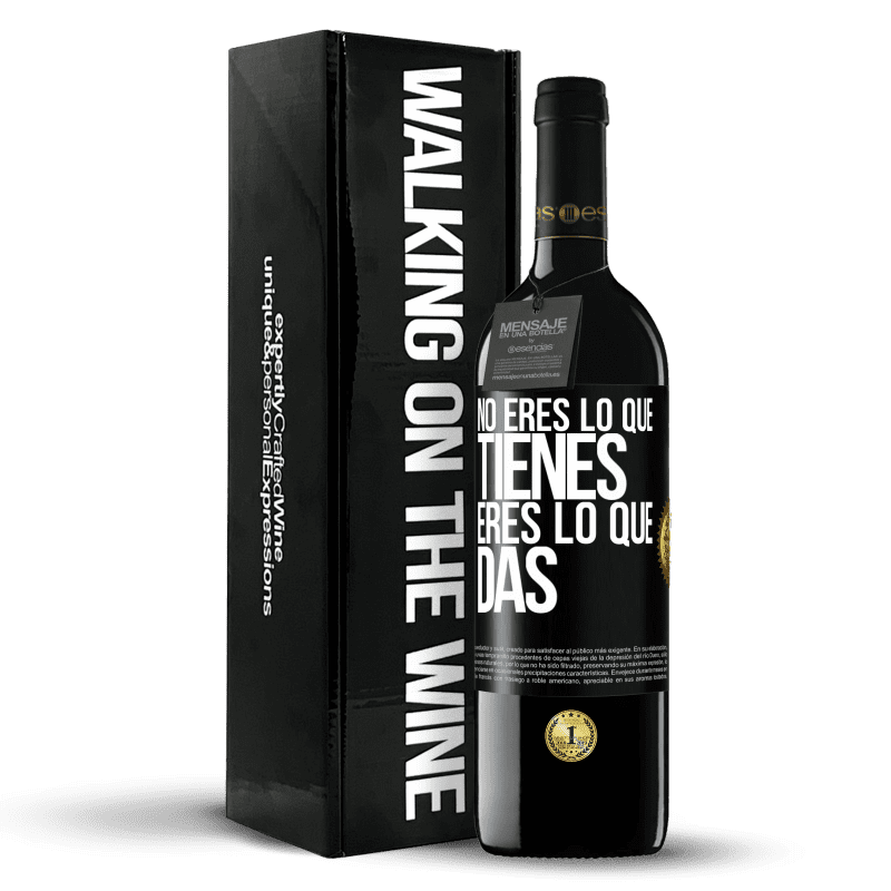 39,95 € Envío gratis | Vino Tinto Edición RED MBE Reserva No eres lo que tienes. Eres lo que das Etiqueta Negra. Etiqueta personalizable Reserva 12 Meses Cosecha 2015 Tempranillo