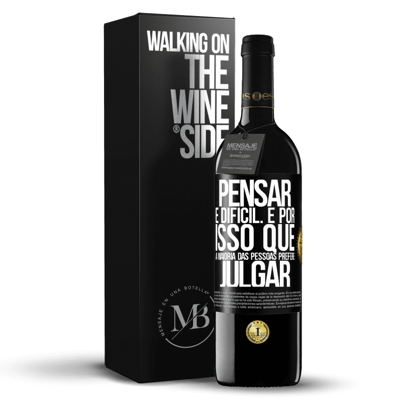 39,95 € Envio grátis | Vinho tinto Edição RED MBE Reserva Pensar é difícil. É por isso que a maioria das pessoas prefere julgar Etiqueta Preta. Etiqueta personalizável Reserva 12 Meses Colheita 2015 Tempranillo