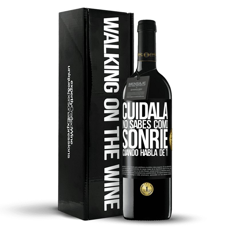 39,95 € Envío gratis | Vino Tinto Edición RED MBE Reserva Cuidala. No sabes cómo sonríe cuando habla de ti Etiqueta Negra. Etiqueta personalizable Reserva 12 Meses Cosecha 2015 Tempranillo