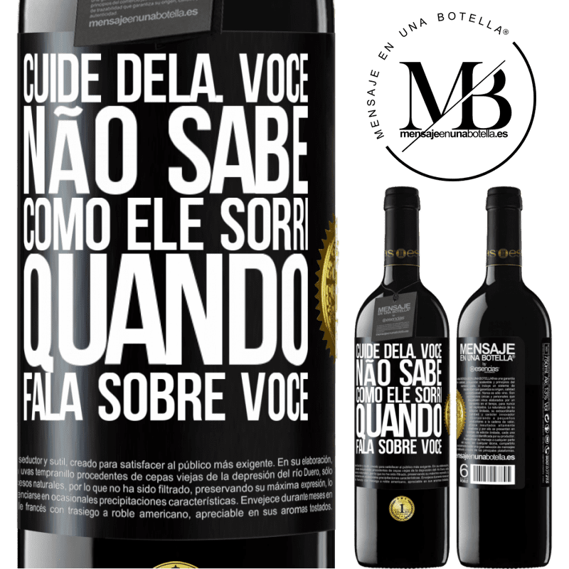 39,95 € Envio grátis | Vinho tinto Edição RED MBE Reserva Cuide dela. Você não sabe como ele sorri quando fala sobre você Etiqueta Preta. Etiqueta personalizável Reserva 12 Meses Colheita 2015 Tempranillo