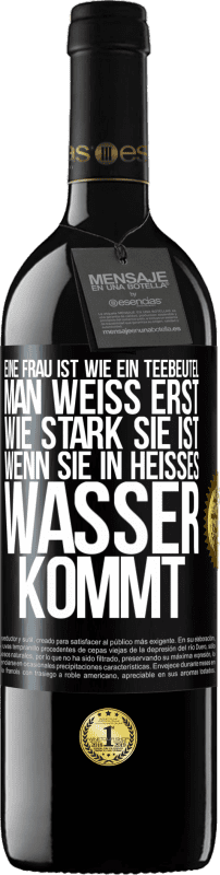 39,95 € Kostenloser Versand | Rotwein RED Ausgabe MBE Reserve Eine Frau ist wie ein Teebeutel. Man weiß erst, wie stark sie ist, wenn sie in heißes Wasser kommt Schwarzes Etikett. Anpassbares Etikett Reserve 12 Monate Ernte 2016 Tempranillo
