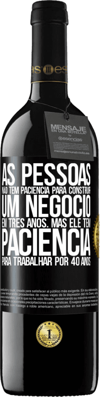 39,95 € | Vinho tinto Edição RED MBE Reserva As pessoas não têm paciência para construir um negócio em três anos. Mas ele tem paciência para trabalhar por 40 anos Etiqueta Preta. Etiqueta personalizável Reserva 12 Meses Colheita 2015 Tempranillo