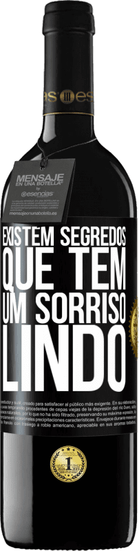 39,95 € Envio grátis | Vinho tinto Edição RED MBE Reserva Existem segredos que têm um sorriso lindo Etiqueta Preta. Etiqueta personalizável Reserva 12 Meses Colheita 2015 Tempranillo