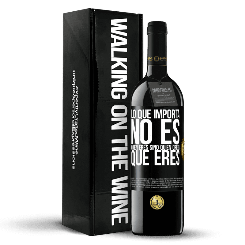 39,95 € Envío gratis | Vino Tinto Edición RED MBE Reserva Lo que importa no es quién eres, sino quien creen que eres Etiqueta Negra. Etiqueta personalizable Reserva 12 Meses Cosecha 2016 Tempranillo