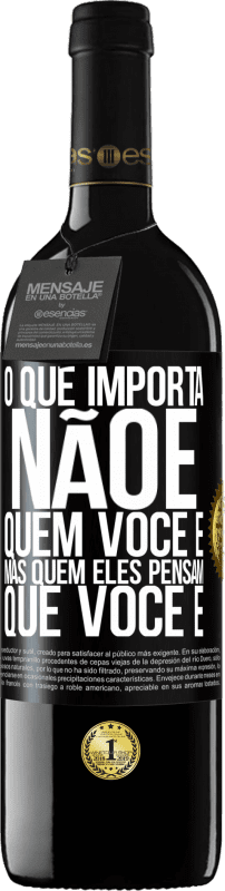 39,95 € | Vinho tinto Edição RED MBE Reserva O que importa não é quem você é, mas quem eles pensam que você é Etiqueta Preta. Etiqueta personalizável Reserva 12 Meses Colheita 2015 Tempranillo