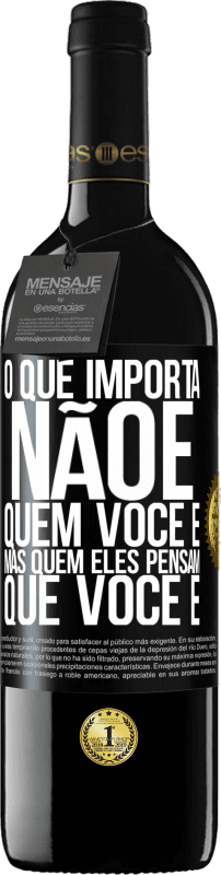 39,95 € Envio grátis | Vinho tinto Edição RED MBE Reserva O que importa não é quem você é, mas quem eles pensam que você é Etiqueta Preta. Etiqueta personalizável Reserva 12 Meses Colheita 2016 Tempranillo