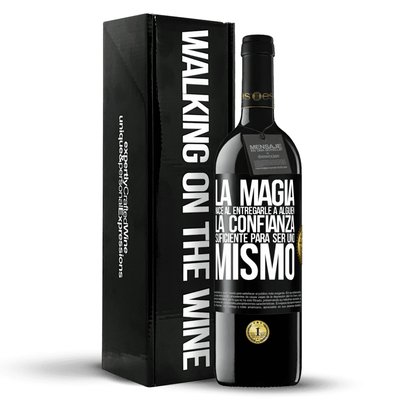 39,95 € Envío gratis | Vino Tinto Edición RED MBE Reserva La magia nace al entregarle a alguien la confianza suficiente para ser uno mismo Etiqueta Negra. Etiqueta personalizable Reserva 12 Meses Cosecha 2016 Tempranillo