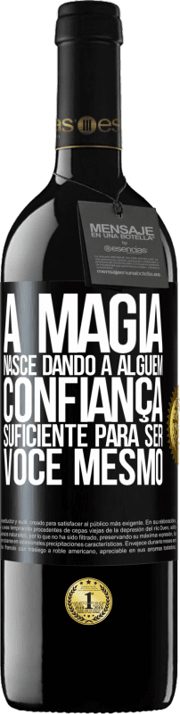 39,95 € Envio grátis | Vinho tinto Edição RED MBE Reserva A magia nasce dando a alguém confiança suficiente para ser você mesmo Etiqueta Preta. Etiqueta personalizável Reserva 12 Meses Colheita 2016 Tempranillo