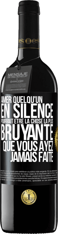 39,95 € Envoi gratuit | Vin rouge Édition RED MBE Réserve Aimer quelqu'un en silence pourrait être la chose la plus bruyante que vous ayez jamais faite Étiquette Noire. Étiquette personnalisable Réserve 12 Mois Récolte 2016 Tempranillo