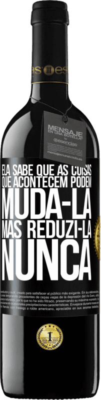 39,95 € | Vinho tinto Edição RED MBE Reserva Ela sabe que as coisas que acontecem podem mudá-la, mas reduzi-la, nunca Etiqueta Preta. Etiqueta personalizável Reserva 12 Meses Colheita 2015 Tempranillo