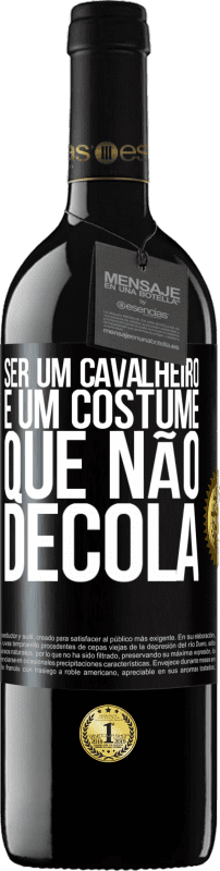 39,95 € | Vinho tinto Edição RED MBE Reserva Ser um cavalheiro é um costume que não decola Etiqueta Preta. Etiqueta personalizável Reserva 12 Meses Colheita 2015 Tempranillo