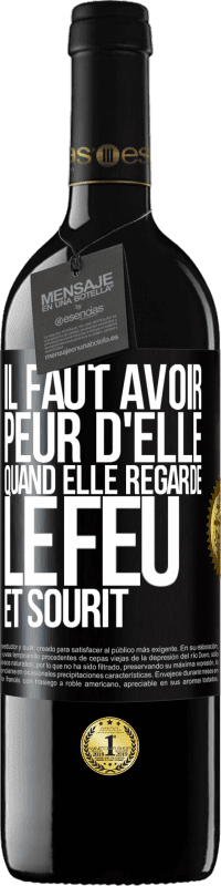 Envoi gratuit | Vin rouge Édition RED MBE Réserve Il faut avoir peur d'elle, quand elle regarde le feu et sourit Étiquette Noire. Étiquette personnalisable Réserve 12 Mois Récolte 2016 Tempranillo