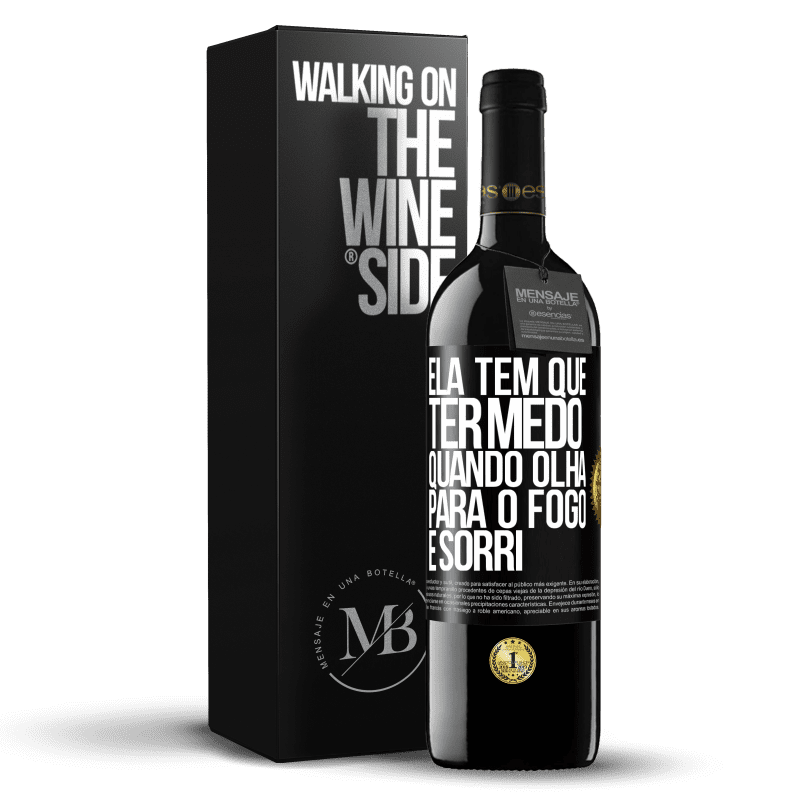 39,95 € Envio grátis | Vinho tinto Edição RED MBE Reserva Ela tem que ter medo quando olha para o fogo e sorri Etiqueta Preta. Etiqueta personalizável Reserva 12 Meses Colheita 2015 Tempranillo