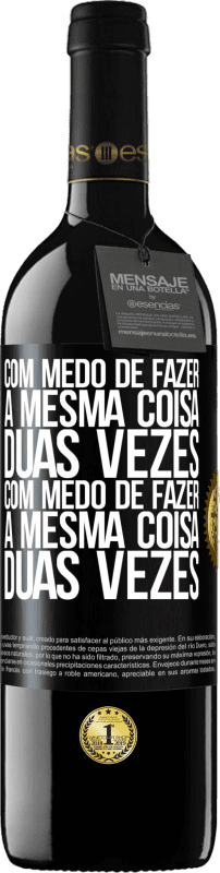 39,95 € | Vinho tinto Edição RED MBE Reserva Com medo de fazer a mesma coisa duas vezes. Com medo de fazer a mesma coisa duas vezes Etiqueta Preta. Etiqueta personalizável Reserva 12 Meses Colheita 2015 Tempranillo