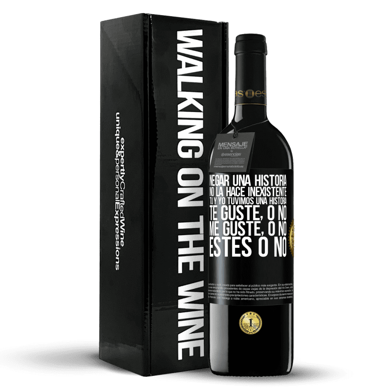 39,95 € Envío gratis | Vino Tinto Edición RED MBE Reserva Negar una historia no la hace inexistente. Tú y yo tuvimos una historia. Te guste, o no. Me guste, o no. Estés o no Etiqueta Negra. Etiqueta personalizable Reserva 12 Meses Cosecha 2015 Tempranillo