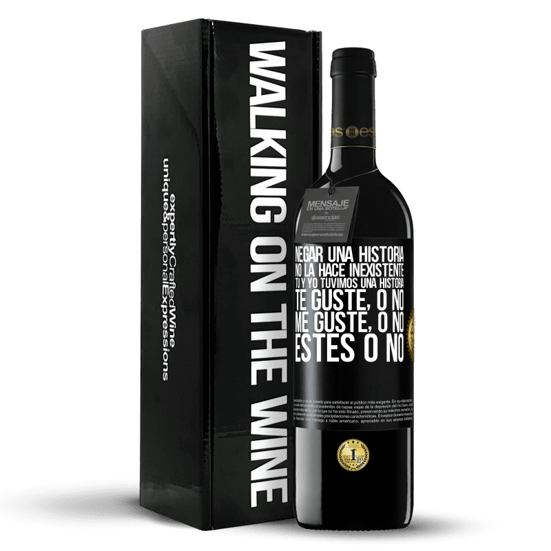 39,95 € Envío gratis | Vino Tinto Edición RED MBE Reserva Negar una historia no la hace inexistente. Tú y yo tuvimos una historia. Te guste, o no. Me guste, o no. Estés o no Etiqueta Negra. Etiqueta personalizable Reserva 12 Meses Cosecha 2016 Tempranillo