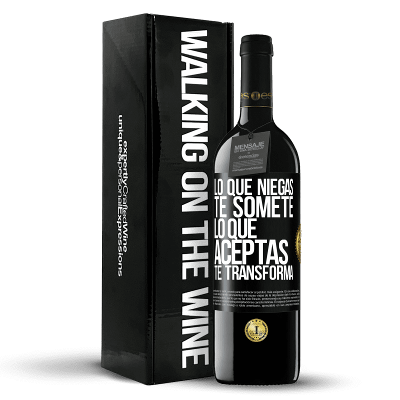 39,95 € Envío gratis | Vino Tinto Edición RED MBE Reserva Lo que niegas te somete. Lo que aceptas te transforma Etiqueta Negra. Etiqueta personalizable Reserva 12 Meses Cosecha 2014 Tempranillo