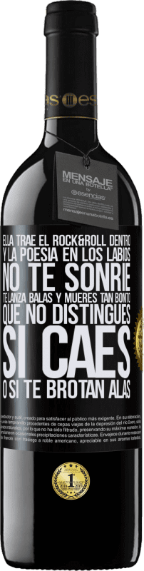 39,95 € Envío gratis | Vino Tinto Edición RED MBE Reserva Ella trae el Rock&Roll dentro y la poesía en los labios. No te sonríe, te lanza balas, y mueres tan bonito, que no Etiqueta Negra. Etiqueta personalizable Reserva 12 Meses Cosecha 2016 Tempranillo