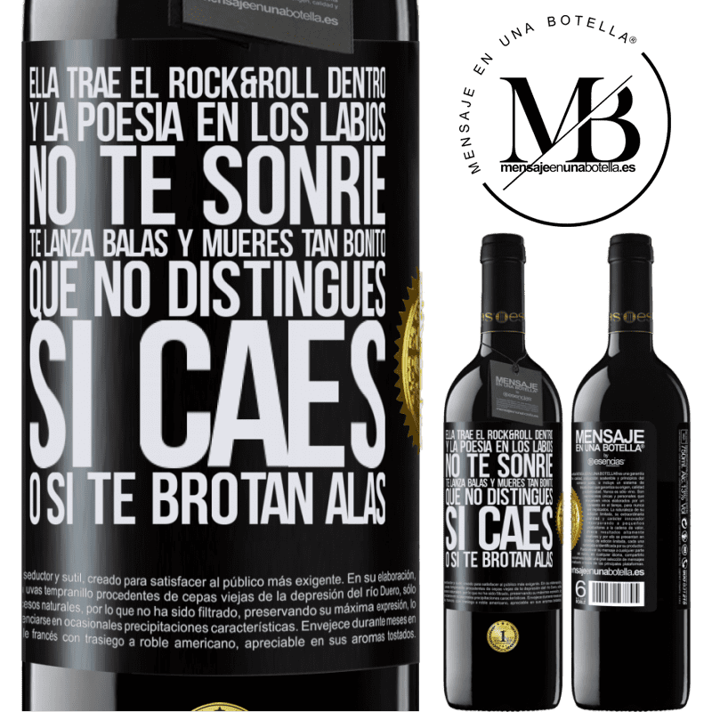 39,95 € Envío gratis | Vino Tinto Edición RED MBE Reserva Ella trae el Rock&Roll dentro y la poesía en los labios. No te sonríe, te lanza balas, y mueres tan bonito, que no Etiqueta Negra. Etiqueta personalizable Reserva 12 Meses Cosecha 2014 Tempranillo