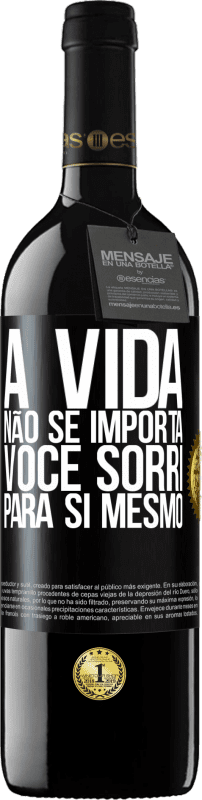 39,95 € | Vinho tinto Edição RED MBE Reserva A vida não se importa, você sorri para si mesmo Etiqueta Preta. Etiqueta personalizável Reserva 12 Meses Colheita 2015 Tempranillo