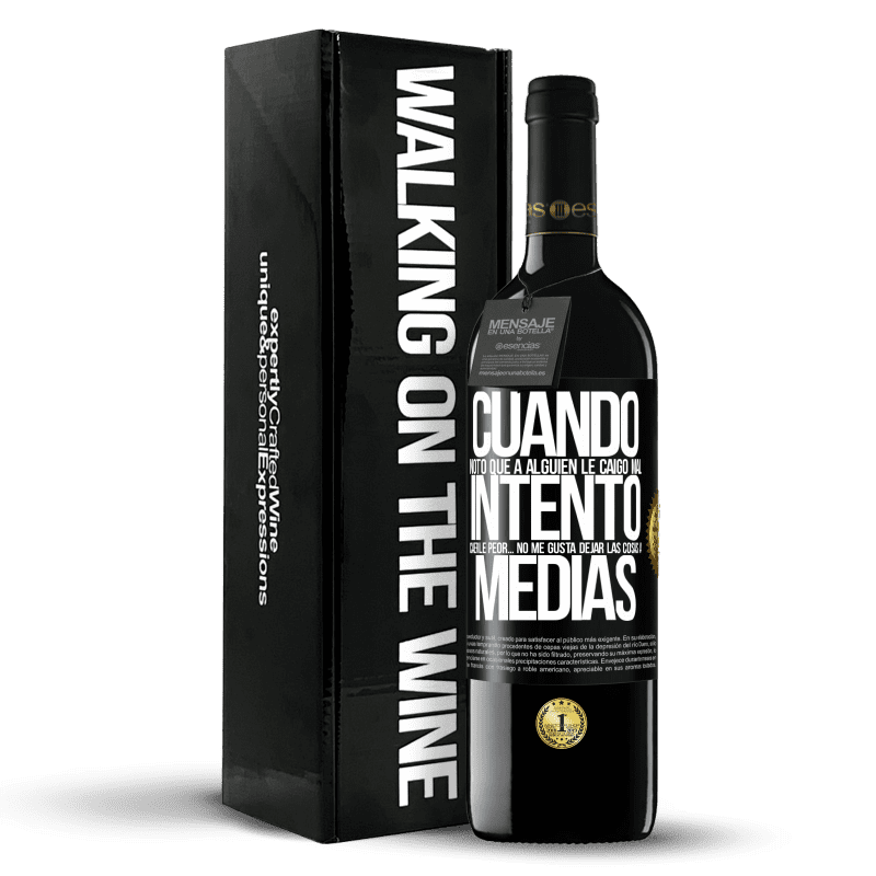 39,95 € Envío gratis | Vino Tinto Edición RED MBE Reserva Cuando noto que a alguien le caigo mal, intento caerle peor... no me gusta dejar las cosas a medias Etiqueta Negra. Etiqueta personalizable Reserva 12 Meses Cosecha 2015 Tempranillo