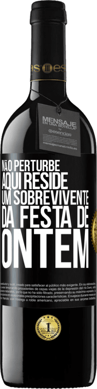 39,95 € | Vinho tinto Edição RED MBE Reserva Não perturbe. Aqui reside um sobrevivente da festa de ontem Etiqueta Preta. Etiqueta personalizável Reserva 12 Meses Colheita 2015 Tempranillo