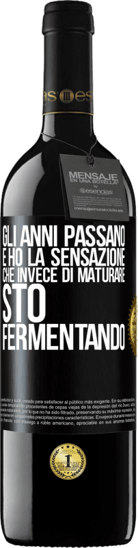 39,95 € | Vino rosso Edizione RED MBE Riserva Gli anni passano e ho la sensazione che invece di maturare, sto fermentando Etichetta Nera. Etichetta personalizzabile Riserva 12 Mesi Raccogliere 2014 Tempranillo