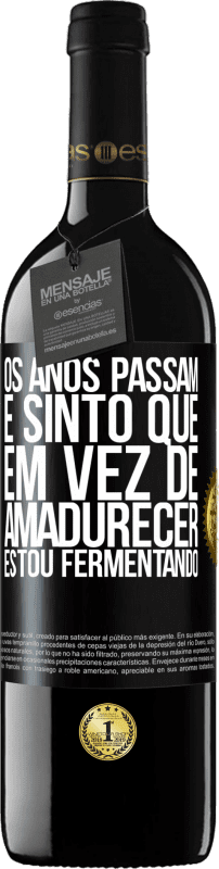 39,95 € | Vinho tinto Edição RED MBE Reserva Os anos passam e sinto que, em vez de amadurecer, estou fermentando Etiqueta Preta. Etiqueta personalizável Reserva 12 Meses Colheita 2014 Tempranillo